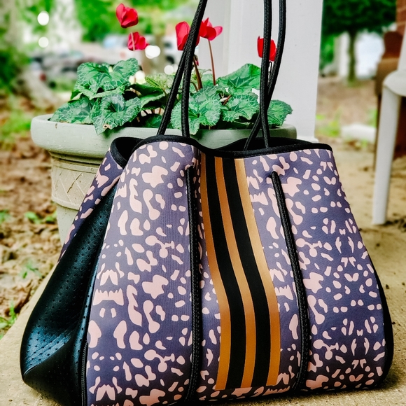 Animal print with gold Neoprene bag NWT - Picture 2 of 3